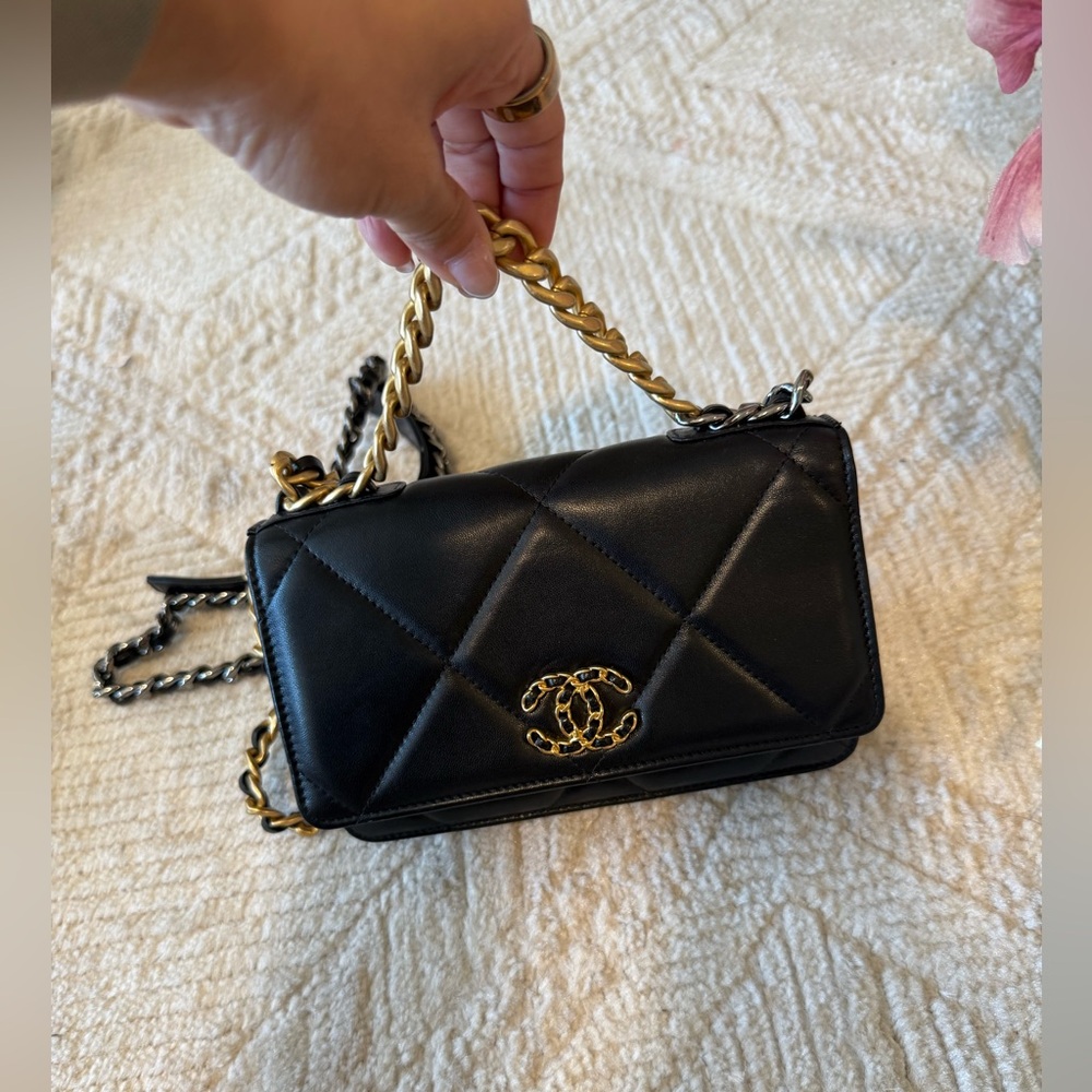 CHANEL 19 Wallet on Chain Black Leather Bag